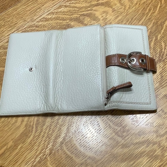 Elegant Beige Leather Wallet - Picture 8 of 11
